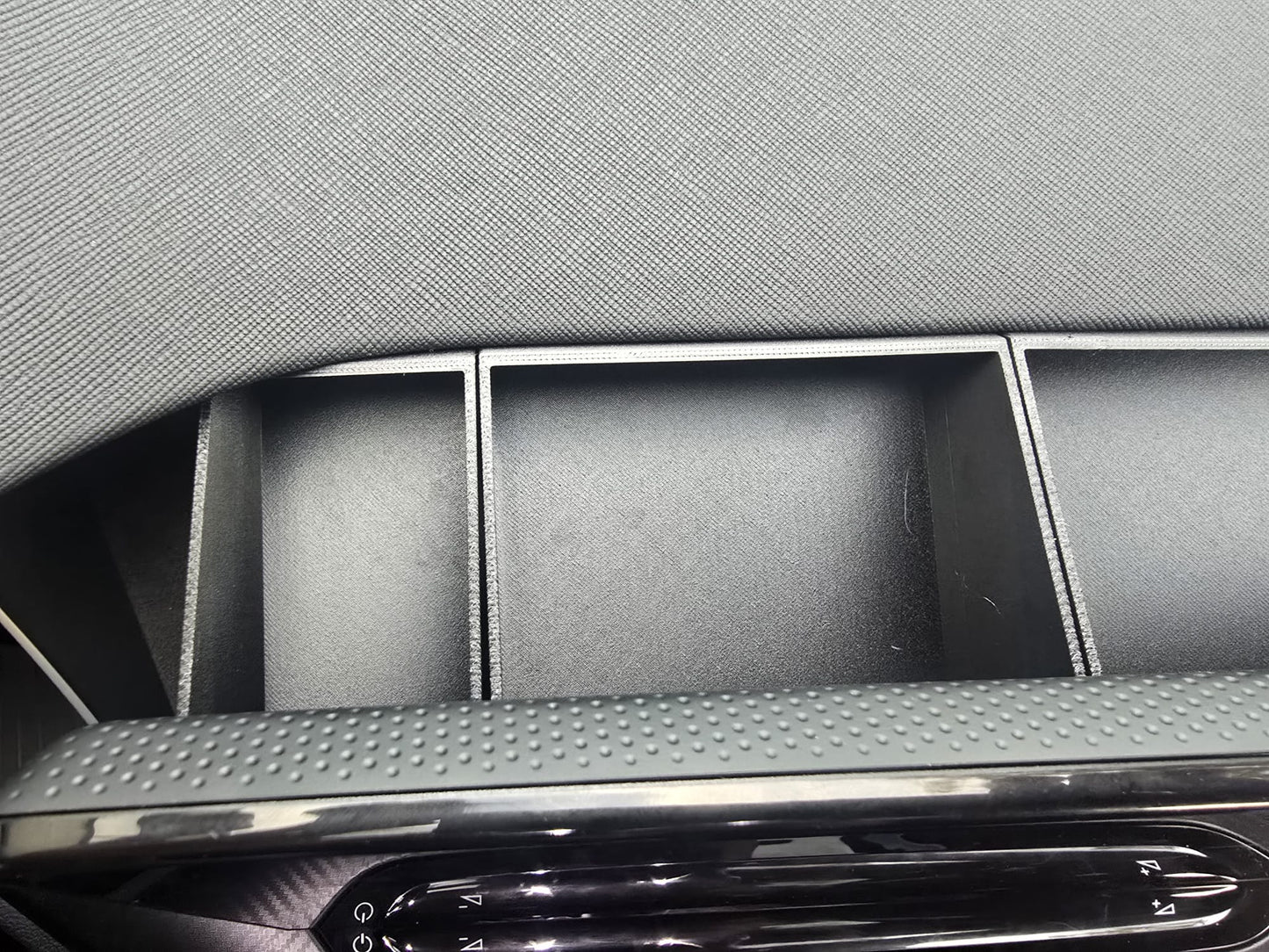 Organizer Box Skoda Octavia NX FL mit Schlüssel und Münzen bestückt