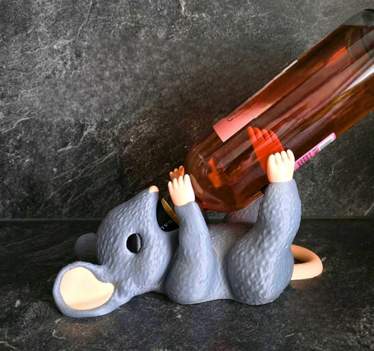 Weinflaschenhalter „Durstige Maus“ – Ein charmantes Accessoire für Weinliebhaber