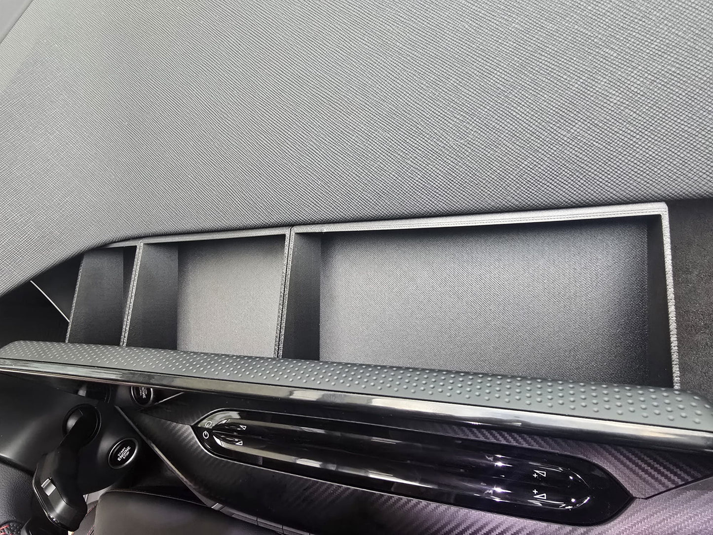 Detailansicht der Skoda Octavia NX FL Ablagebox von oben