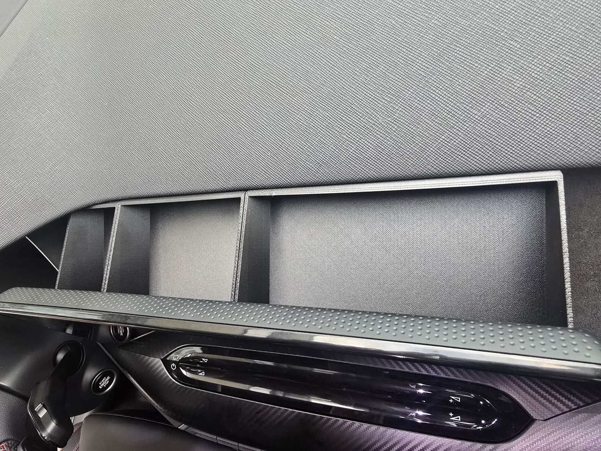 Detailansicht der Skoda Octavia NX FL Ablagebox von oben