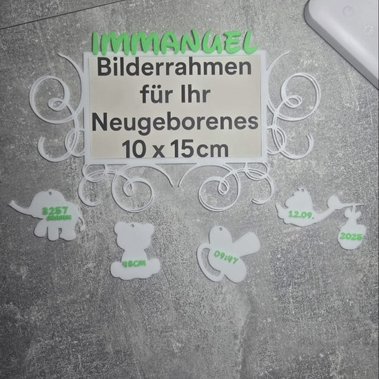 Namensschild im Bilderrahmen als Babyzimmer-Deko über der Wickelkommode