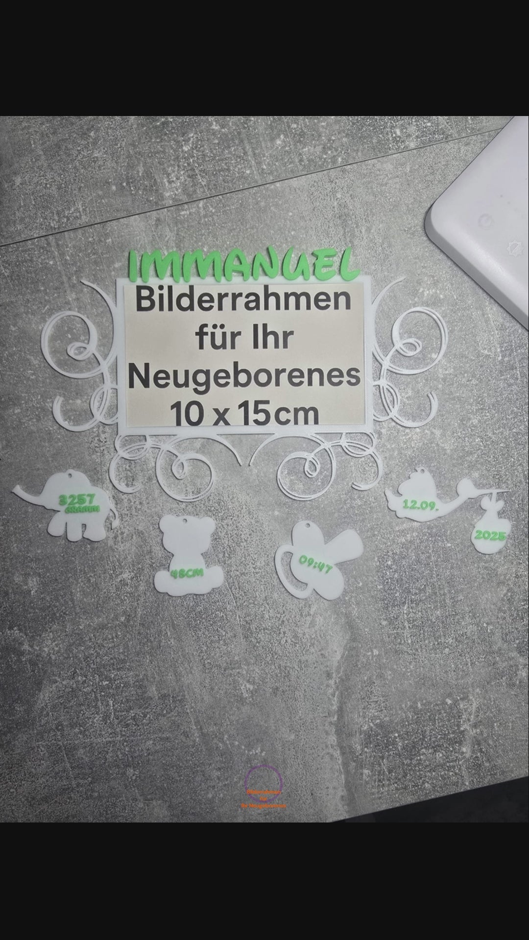 Namensschild im Bilderrahmen als Babyzimmer-Deko über der Wickelkommode